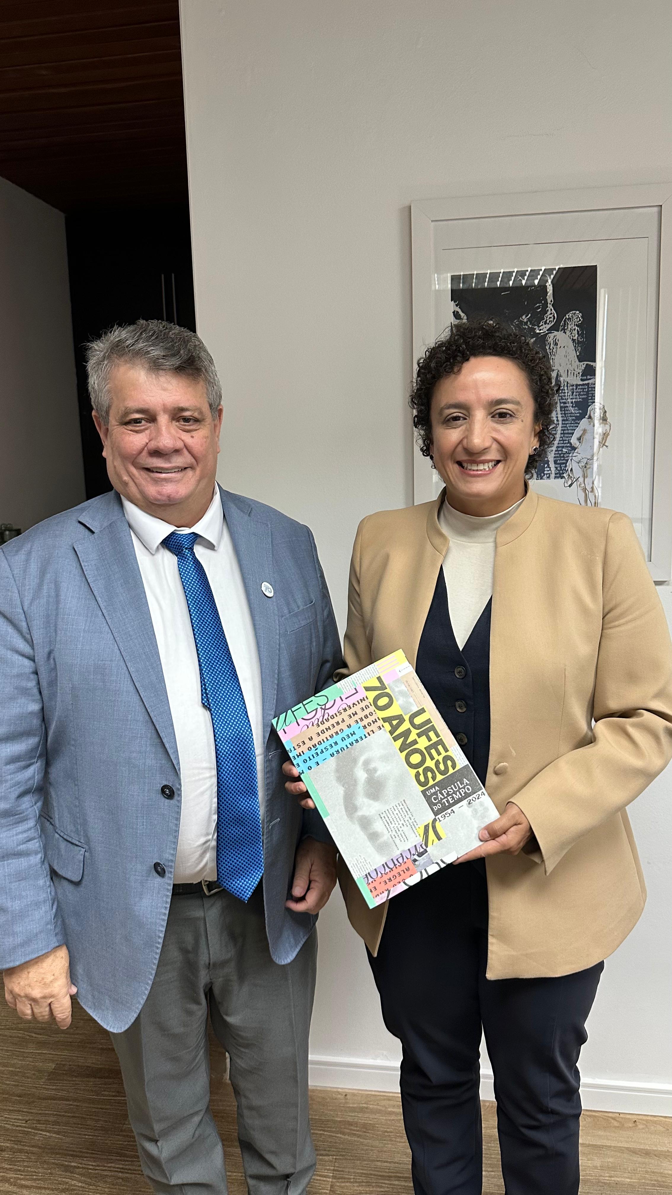 Presidente eleita da OAB-ES recebeu livro sobre os 70 anos da Ufes Reitor da Ufes, Eustáquio de Castro, e presidente eleita da OAB-ES, Érica Neves, que segura o livro sobre os 70 anos da Ufes