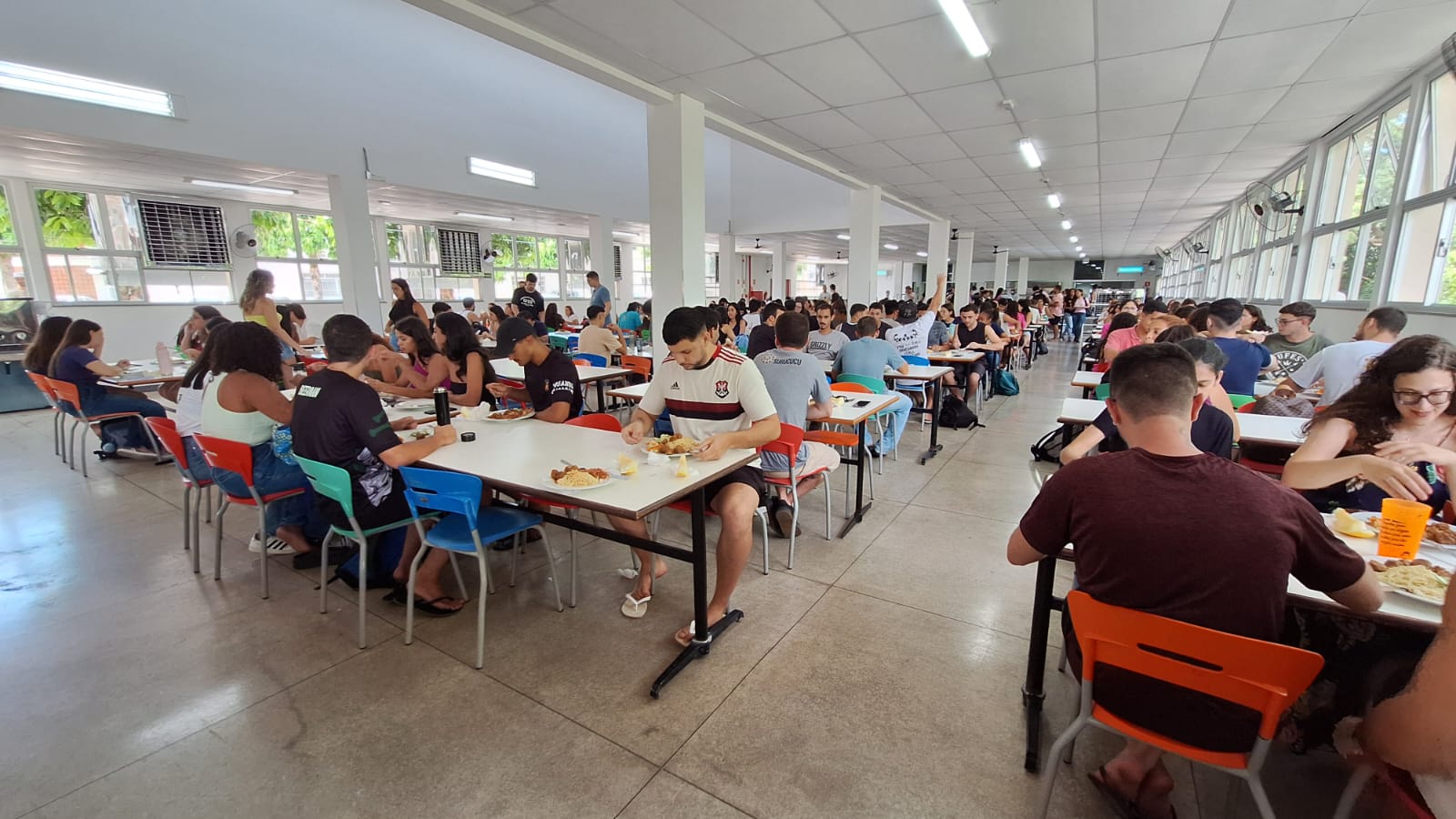 Salão do restaurante de Alegre com os climatizadores instalados