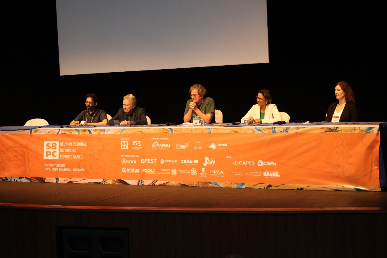 Foto dos palestrantes na mesa principal do evento