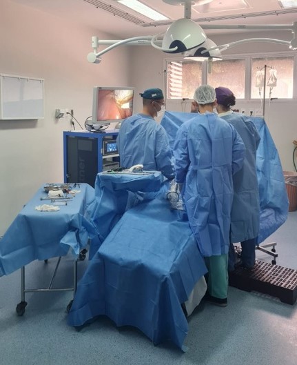 Foto de médicos realizando uma cirurgia no Hucam-Ufes