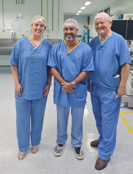 A subsecretária de Atenção à Saúde da Sesa, Carolina Sanches; o secretário Thiago Hoffmann; e o superintendente do Hucam, Lauro Vasconcelos, no corredor do Centro Cirúrgico do hospital Foto da subsecretária de Atenção à Saúde da Sesa, Carolina Sanches; do secretário Thiago Hoffmann; e do superintendente do Hucam, Lauro Vasconcelos, no corredor do Centro Cirúrgico do hospital