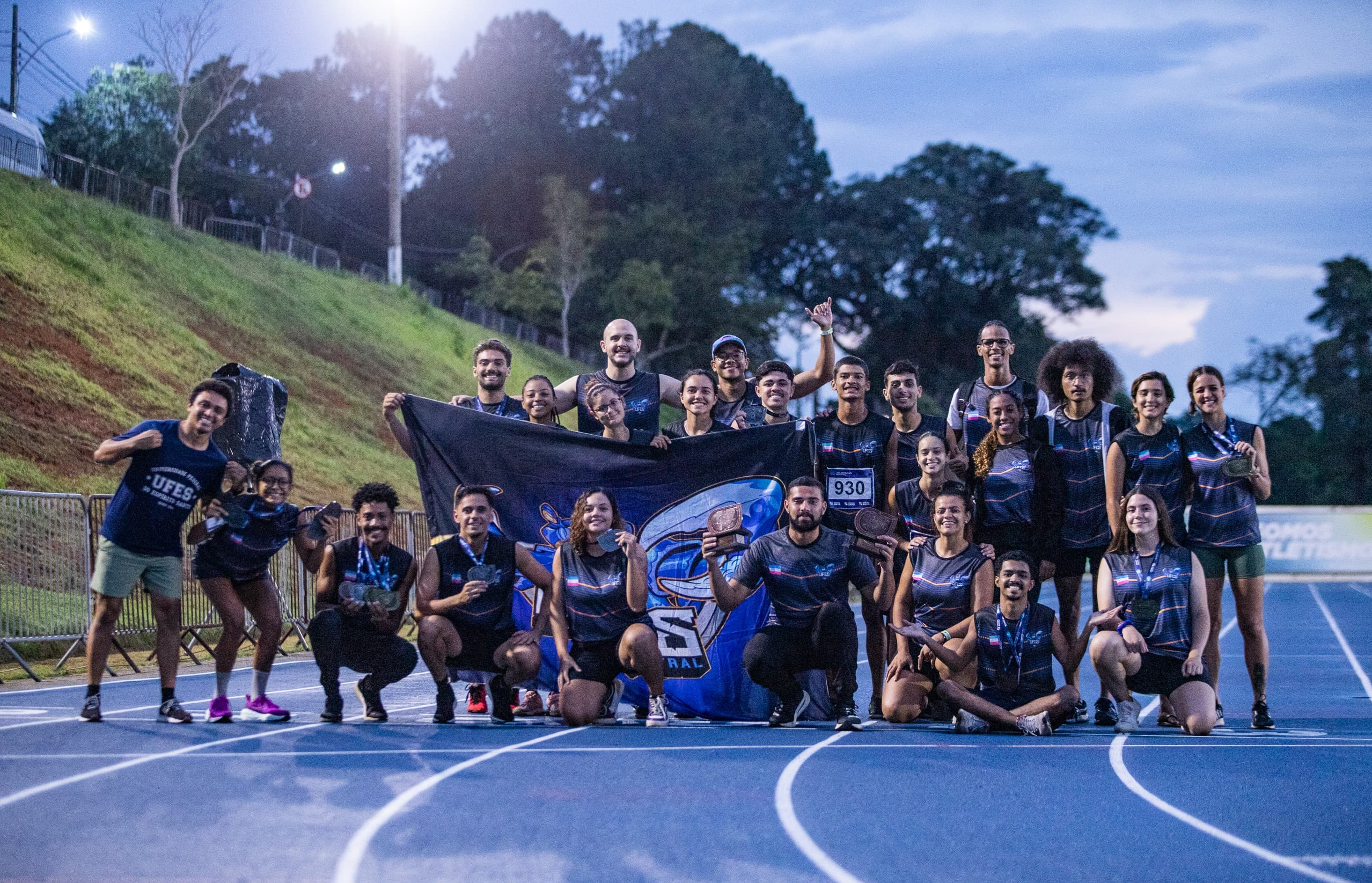 Atletas da Ufes conquistaram 16 medalhas entre individuais e por equipes Atletas da Ufes posam para foto em pista de atletismo