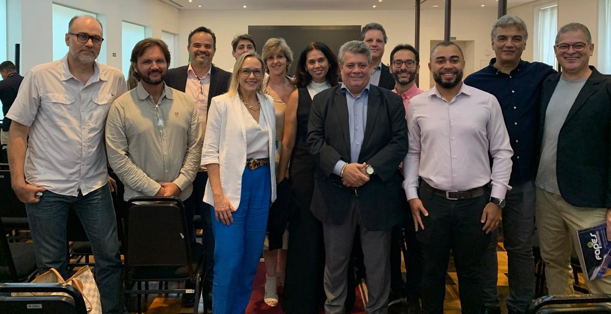 O reitor Eustáquio de Castro e pesquisadores da Ufes na solenidade, realizada no Palácio Anchieta Foto do grupo de pesquisadores da Ufes com o reitor, na solenidade