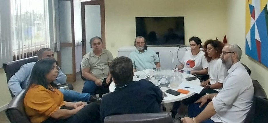 Foto das pessoas reunidas na sala da vice-reitora