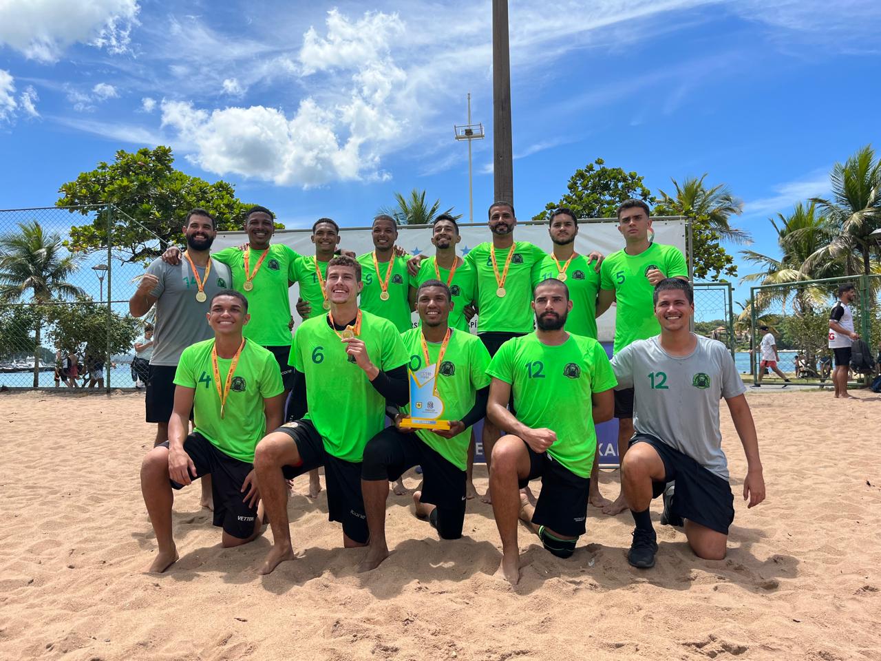 Atletas vêm se preparando para a competição desde janeiro, focados na recuperação física e na evolução tática Equipe de handebol posa para foto com medalhas e troféu