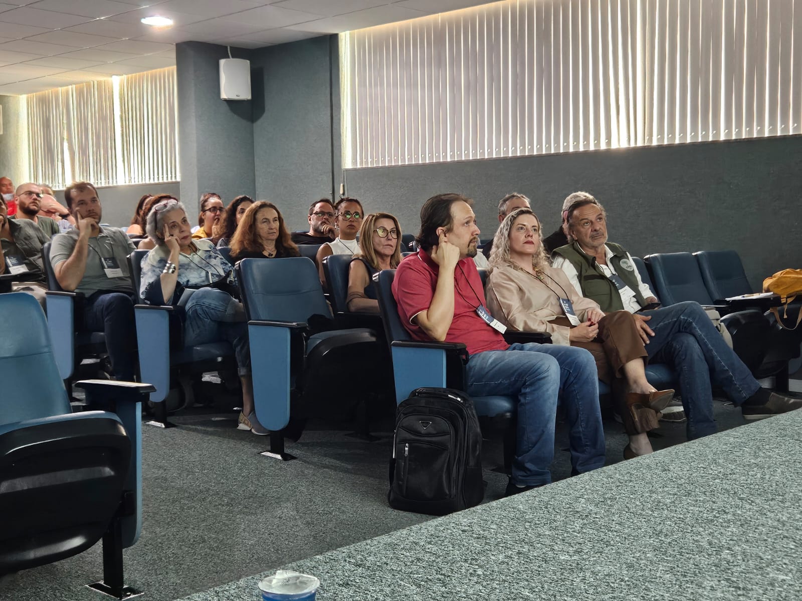 Evento reúne pesquisadores, técnicos e representantes de instituições parceiras e órgãos de controle ambientais Plateia acompanhando palestra no evento