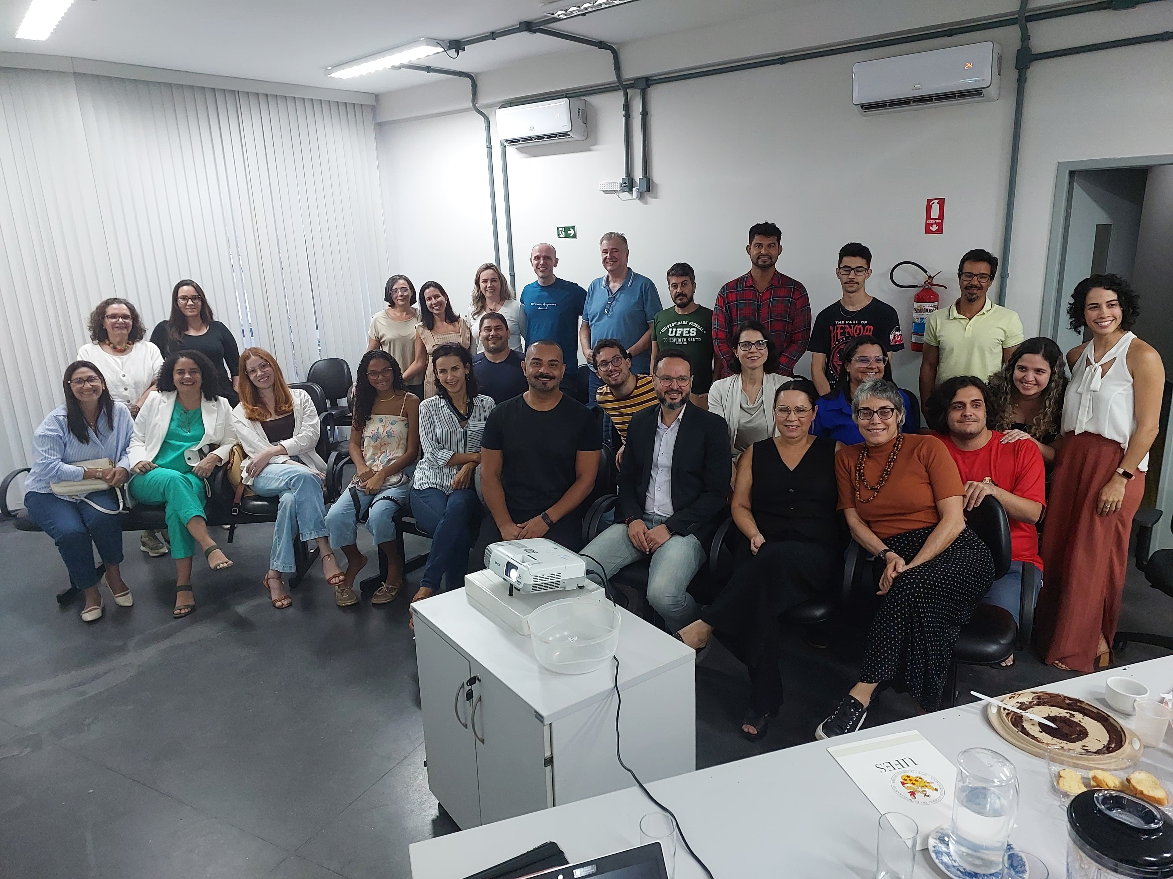 Evento reuniu coordenadores de projetos de pesquisa de nove centros de ensino, bolsistas, diretores de centros, secretarias e diretorias da Ufes Participantes reunidos para foto