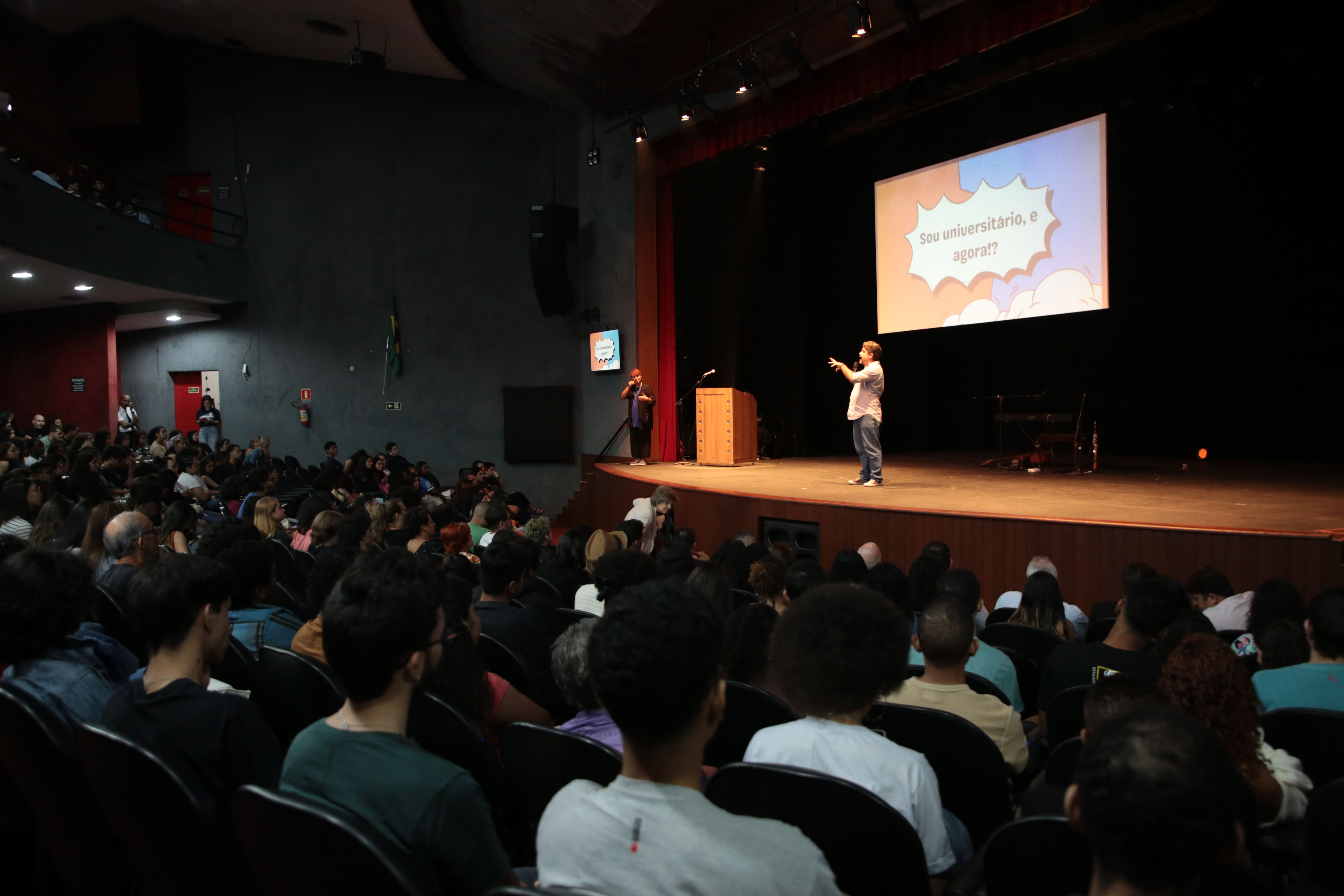 Novos estudantes da Ufes assistem à palestra no Teatro Universitário