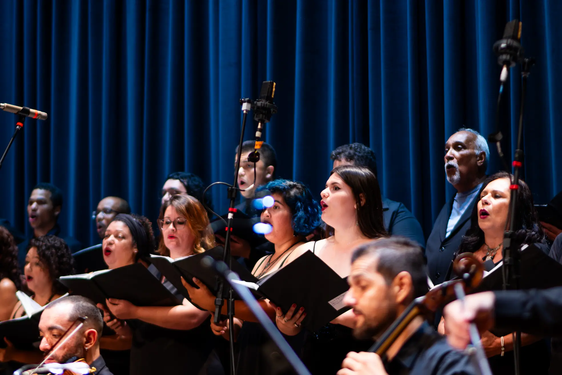 Além de desenvolver habilidades musicais, o Coral da Ufes oferece declaração de horas complementares extracurriculares para estudantes Coral da Ufes em apresentação no palco