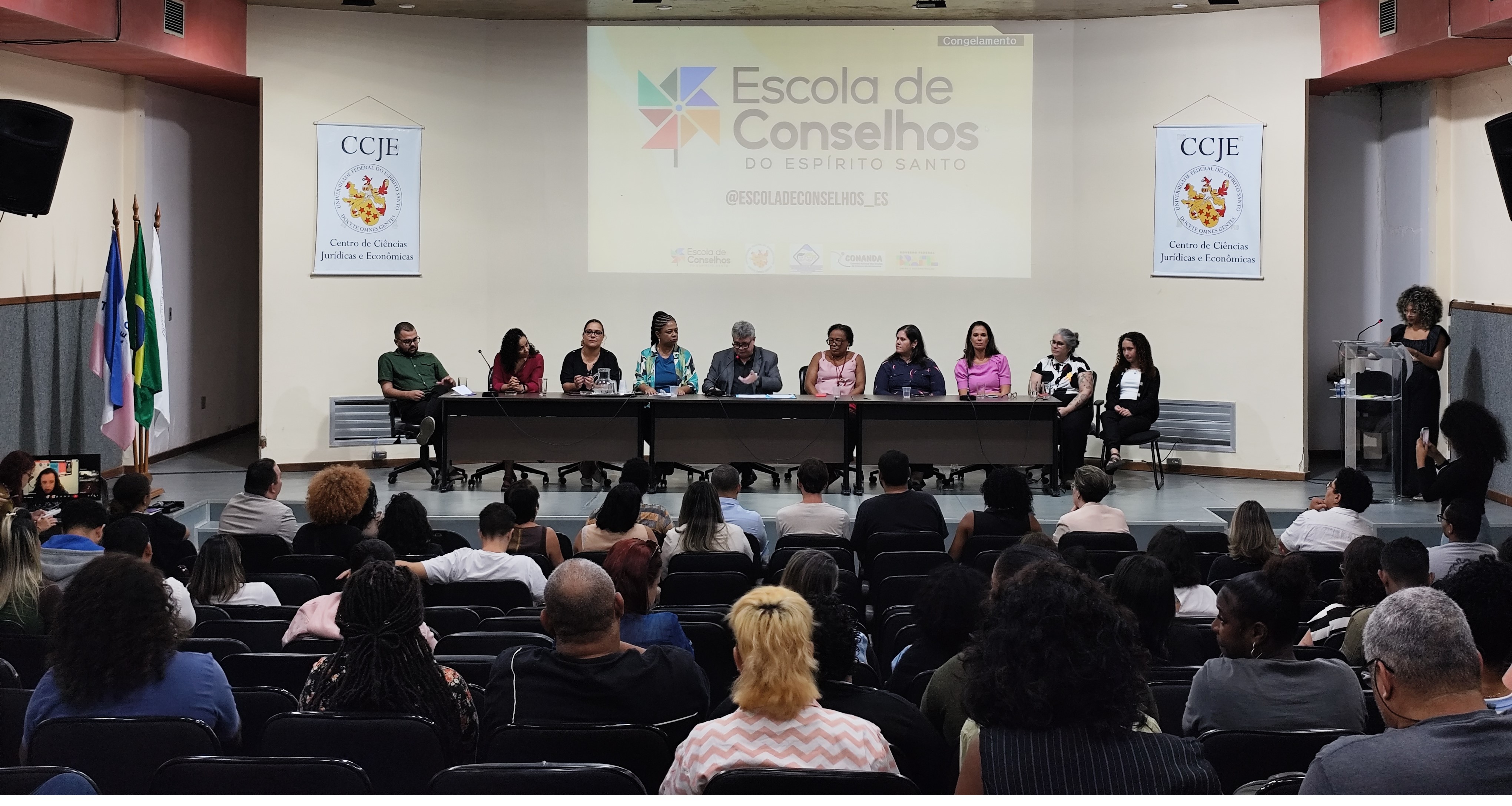 Foto do auditório com os participantes do evento
