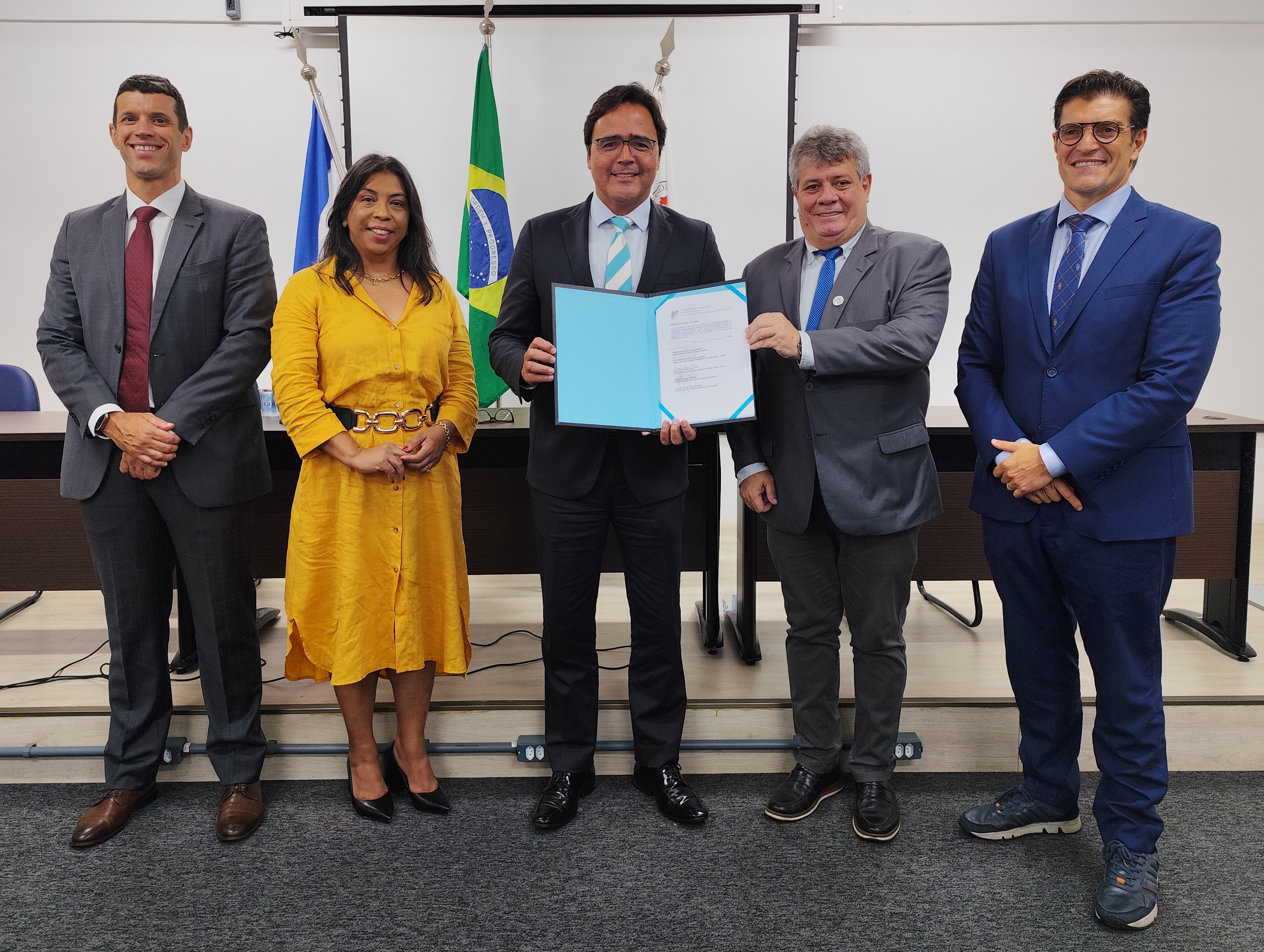 Na foto, o coordenador do PPGDIR, Cláudio Ianotti; a vice-reitora, Sonia Lopes; o procurador-geral de Justiça do MPES, Francisco Berdeal; o reitor, Eustáquio de Castro; e o diretor do CEAF-MPES, Hermes Zaneti Júnior Na foto, o coordenador do PPGDIR, Cláudio Ianotti; a vice-reitora, Sonia Lopes; o procurador-geral de Justiça do MPES, Francisco Berdeal; o reitor, Eustáquio de Castro; e o diretor do CEAF-MPES, Hermes Zaneti Júnior