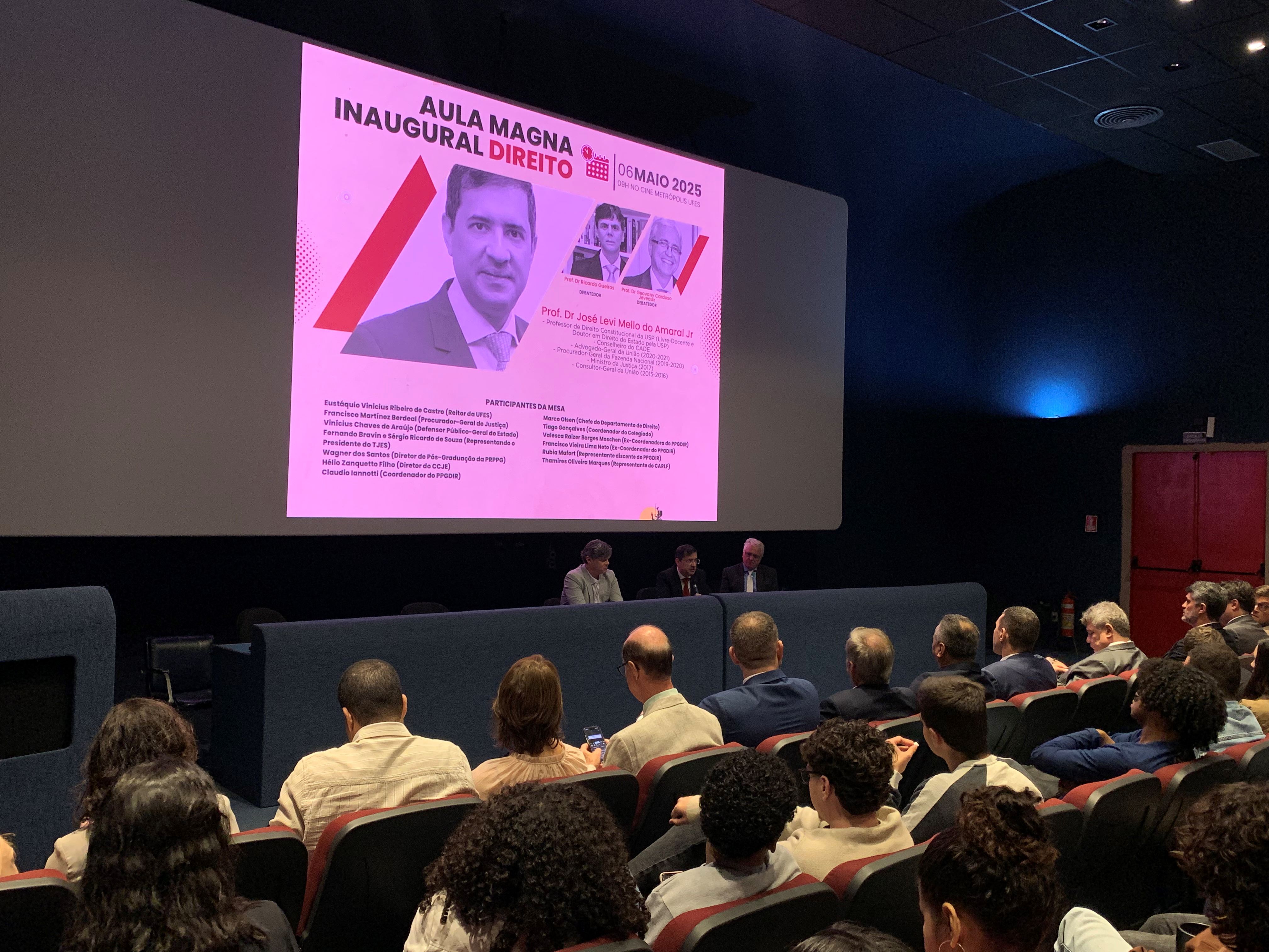 Foto da aula magna com o palestrante e dos debatedores à frente, na mesa principal