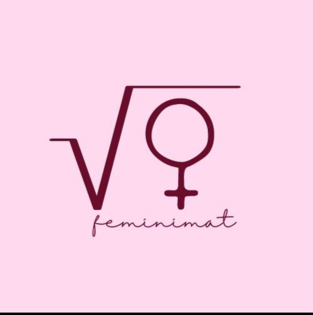 Logomarca do FeminiMat: uma raiz quadrada com o símbolo de feminino em um fundo rosa