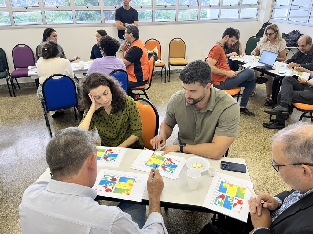 Foto dos participantes reunidos em grupos em uma das atividades da oficina