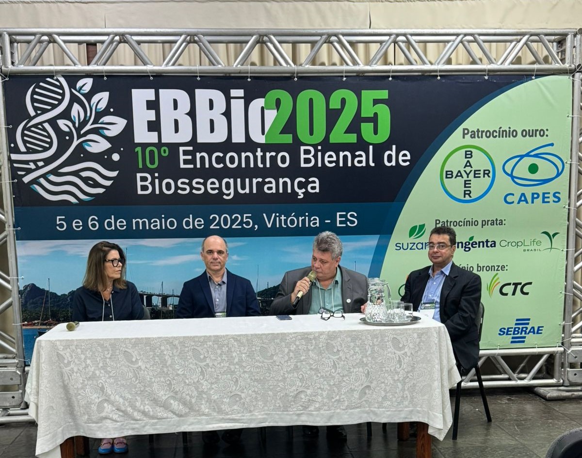 Foto da mesa principal do evento