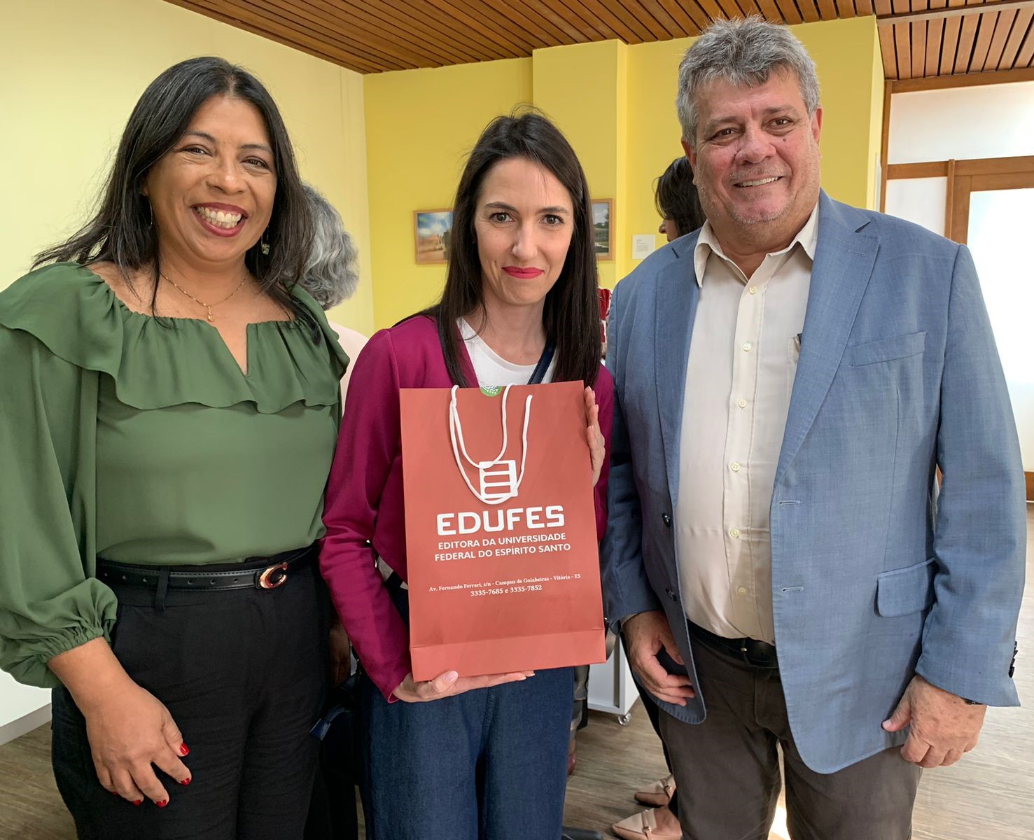A professora Valentina Ghibellini entre a vice-reitora Sonia Lopes e o reitor Eustáquio de Castro Foto da professora Valentina Ghibellini entre a vice-reitora Sonia Lopes e o reitor Eustáquio de Castro