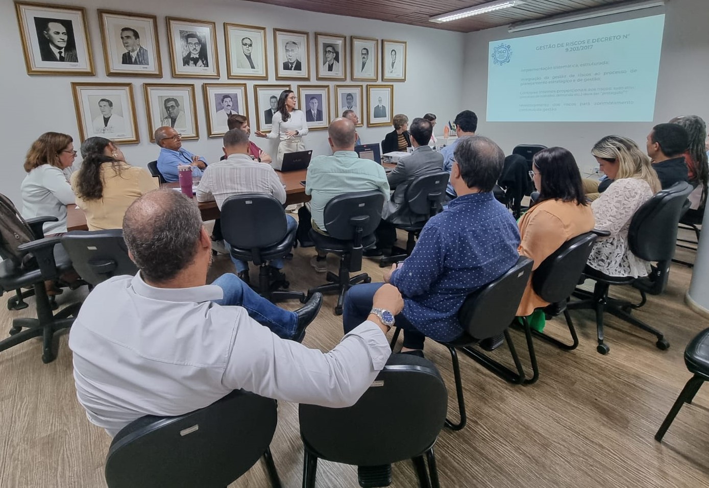 Foto da sala de reuniões com os gestores participando da capacitação
