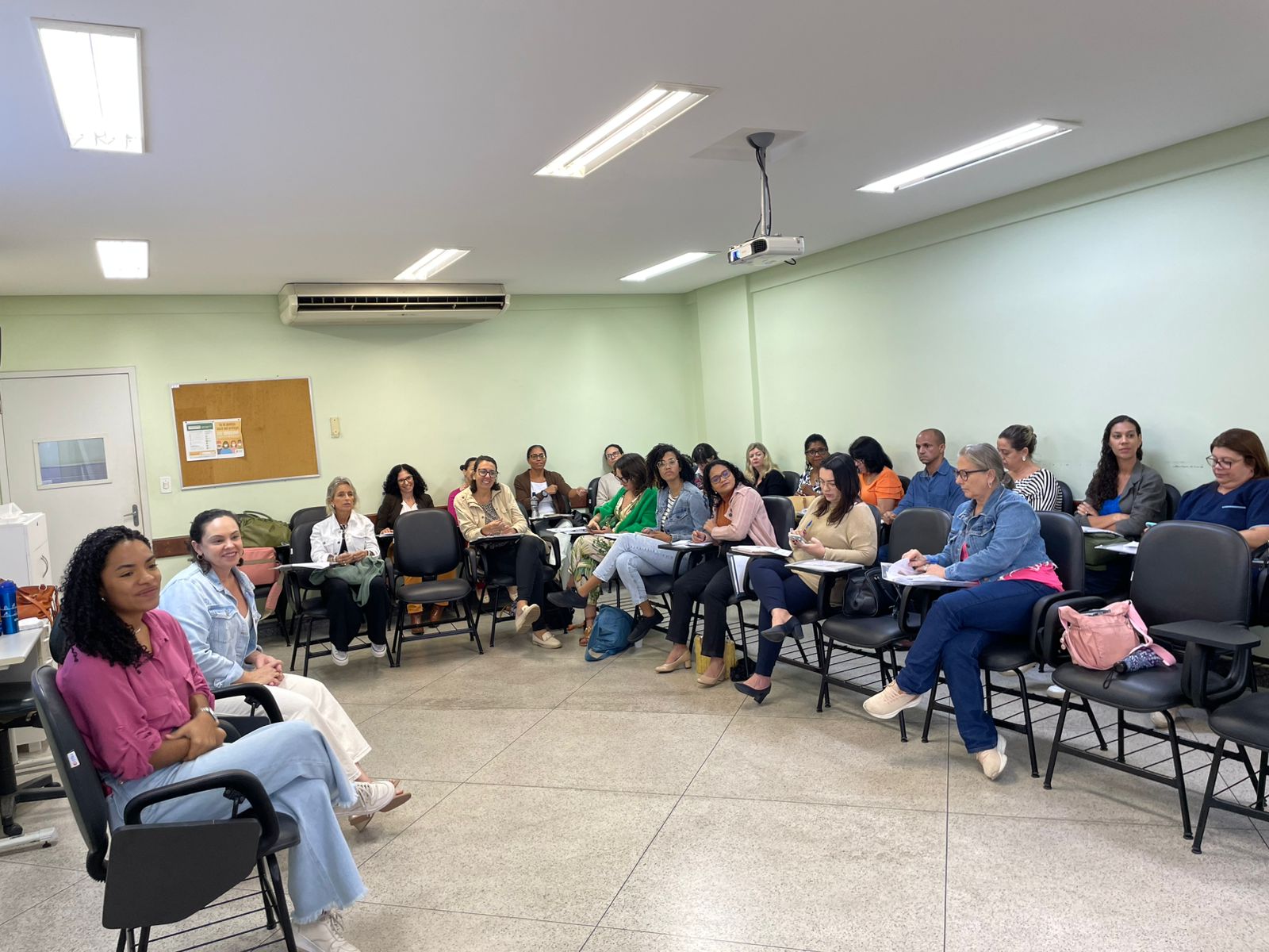 foto dos participantes em uma aula do curso