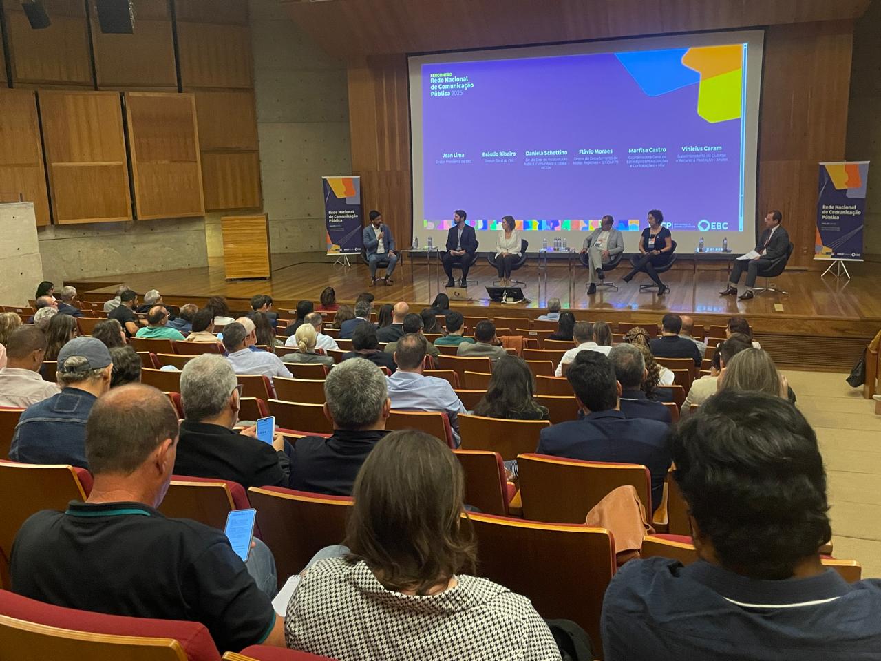 Foto do auditório mostrando os participantes no evento
