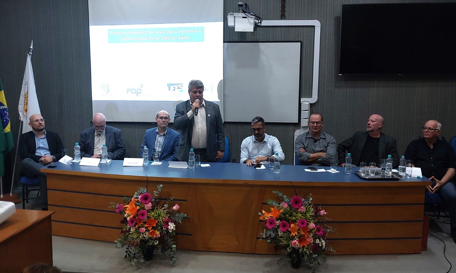 "Projetos de saúde estão cada vez mais ganhando robustez”, afirma o reitor Eustáquio de Castro Foto do reitor falando na abertura oficial do projeto