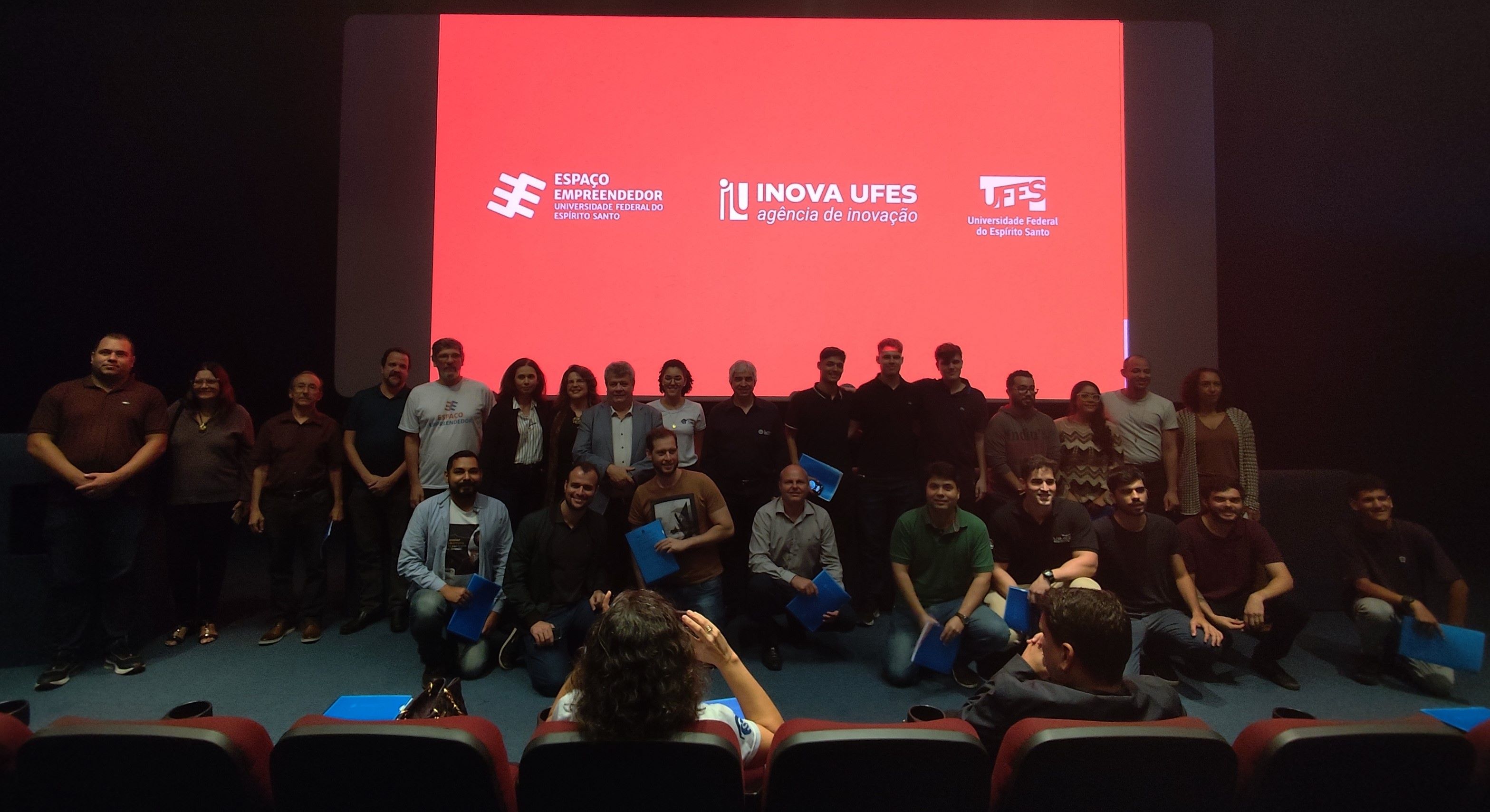 Foto dos representantes das empresas e do Espaço Empreendedor no Cine Metrópolis