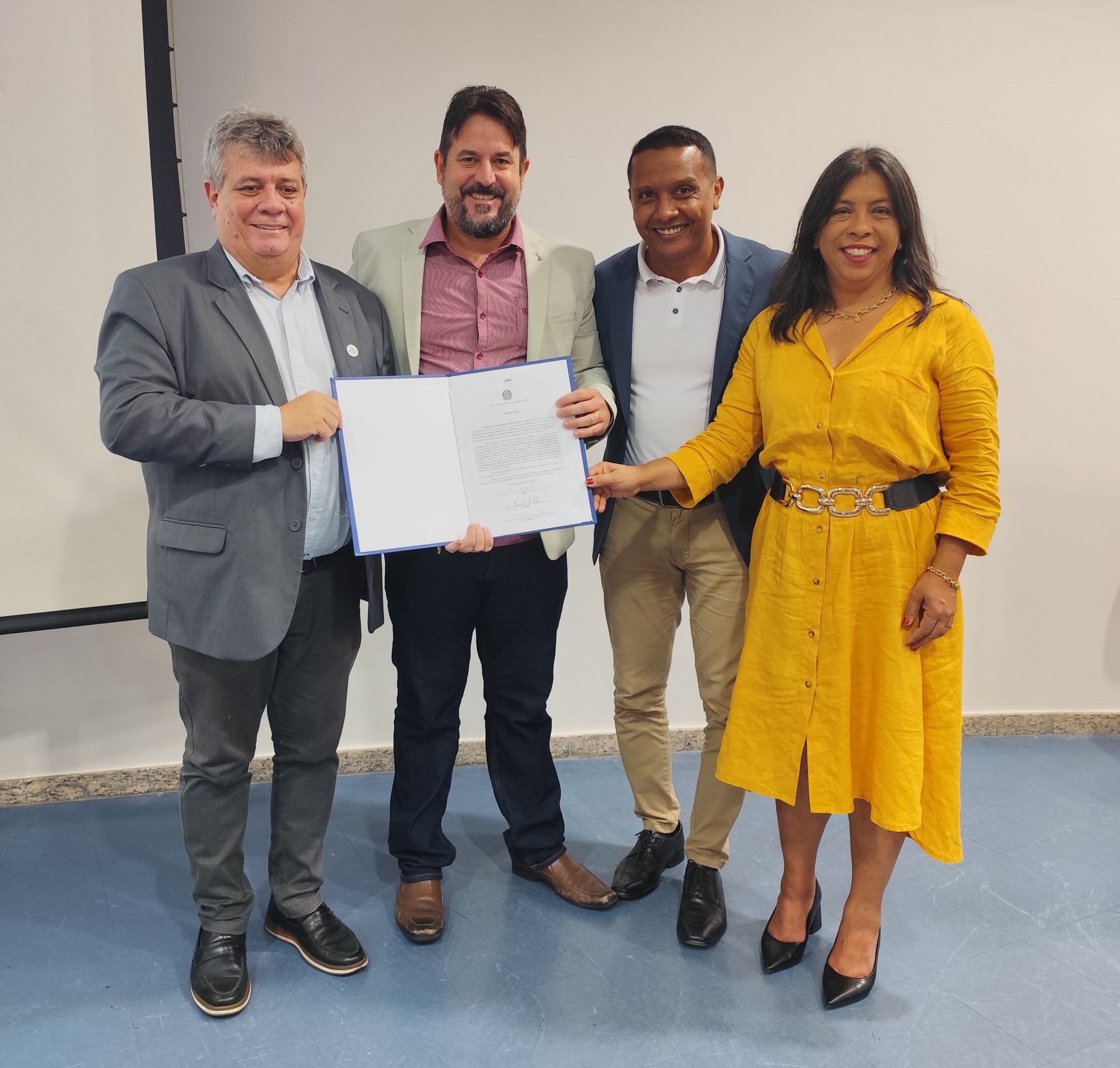 Foto do reitor e da vice-reitora com o diretor e o vice-diretor empossados