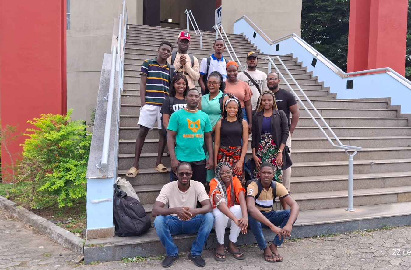 Grupo de estudantes africanos posando para foto na escadaria do Teatro Universitário