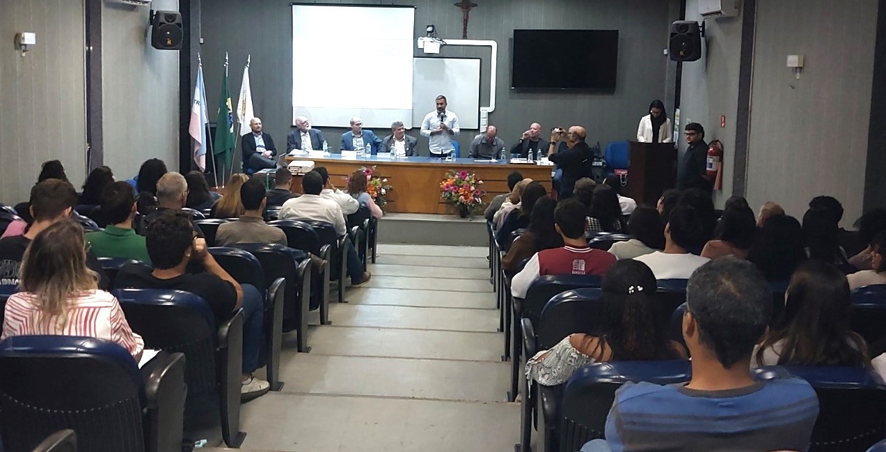 O secretário de Estado da Saúde, Tyago Hoffmann, falando para o público presente