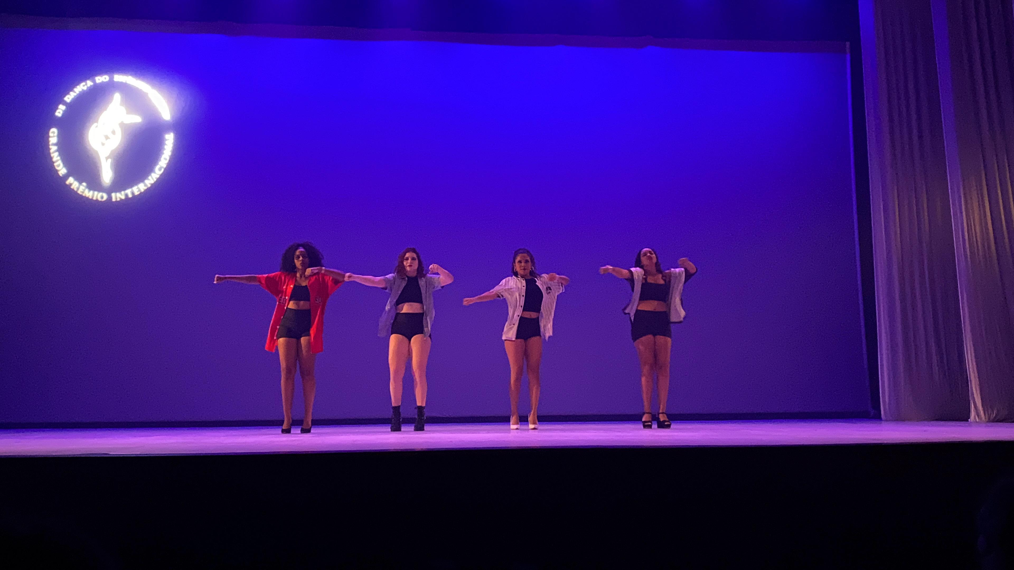 Coreografia Diva Foto da coreografia Diva, na qual quatro bailarinas dançam no palco