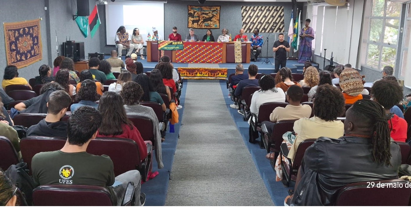 Solenidade de abertura do evento Foto do auditório onde aconteceu o evento, tendo ao fundo a mesa de abertura