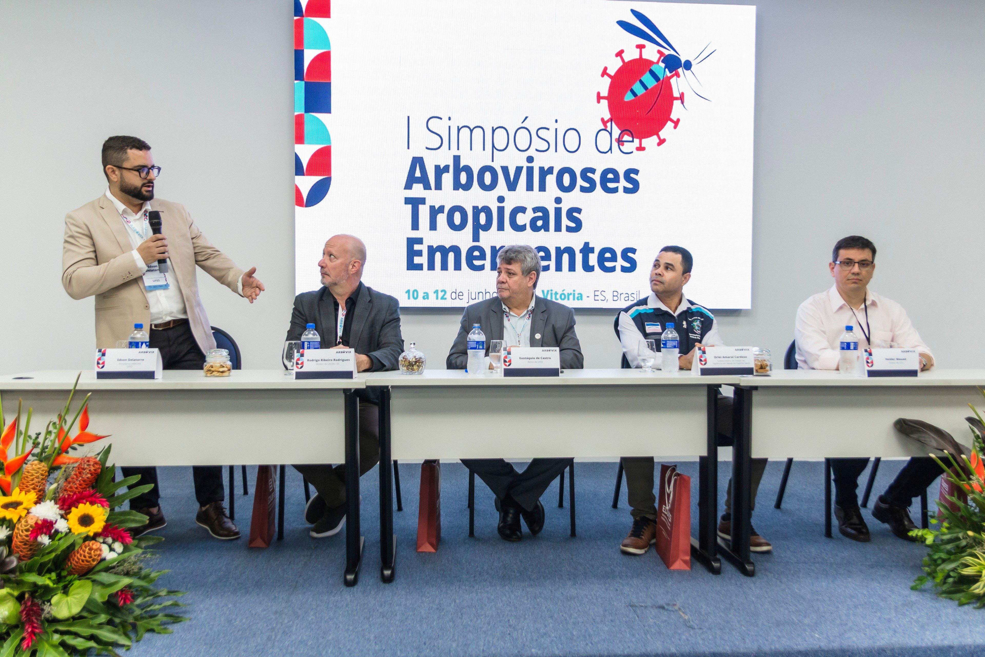 Foto da mesa de abertura do I Arbovix