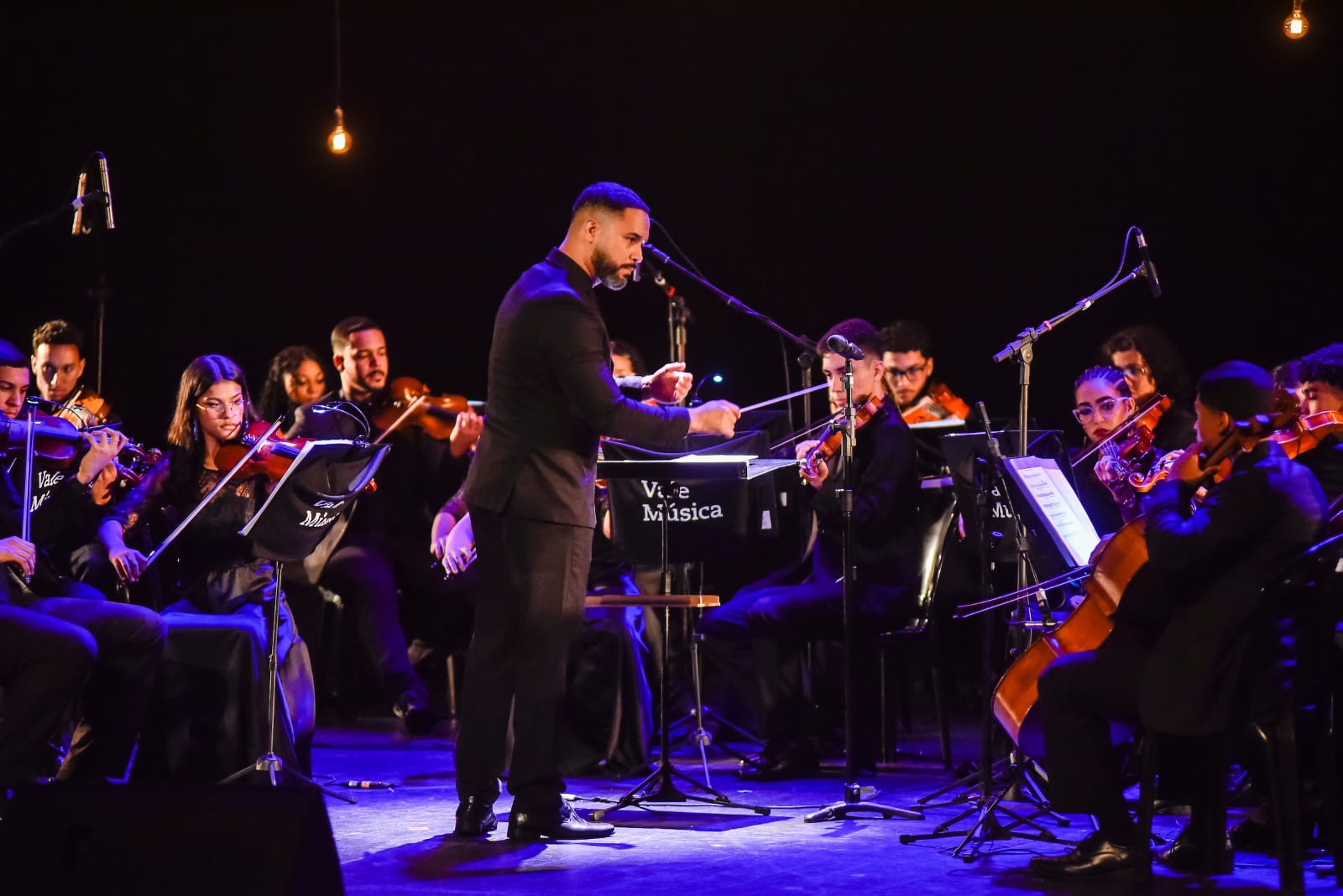 Foto da orquestra em uma apresentação