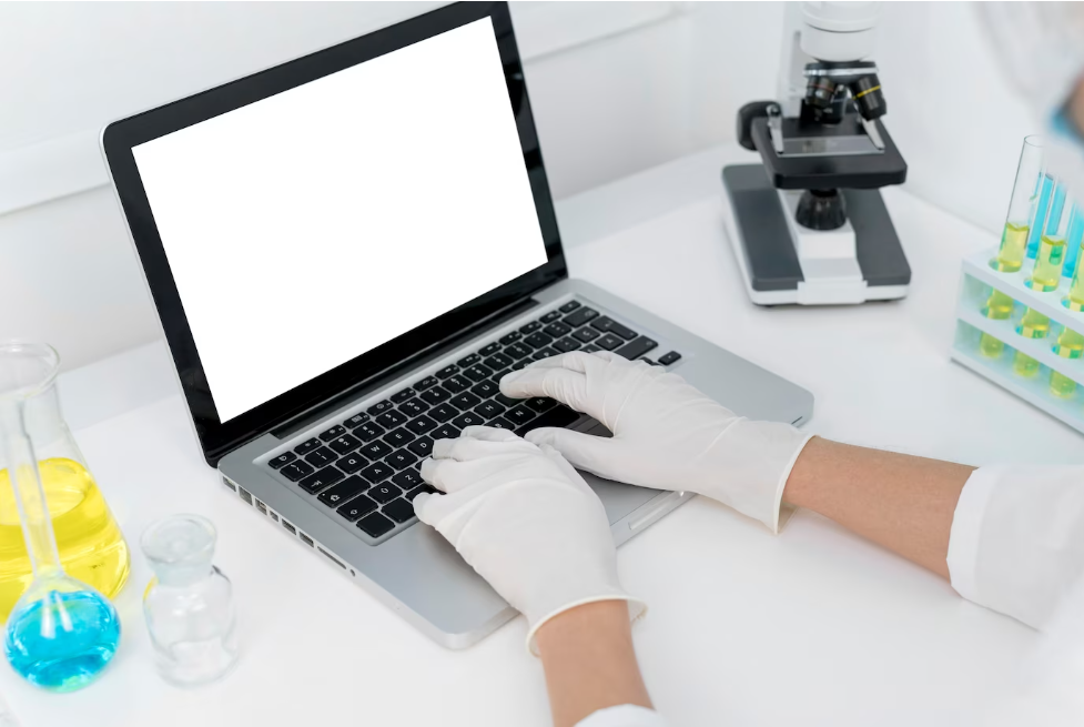 Imagem de pesquisador digitando em um tablet