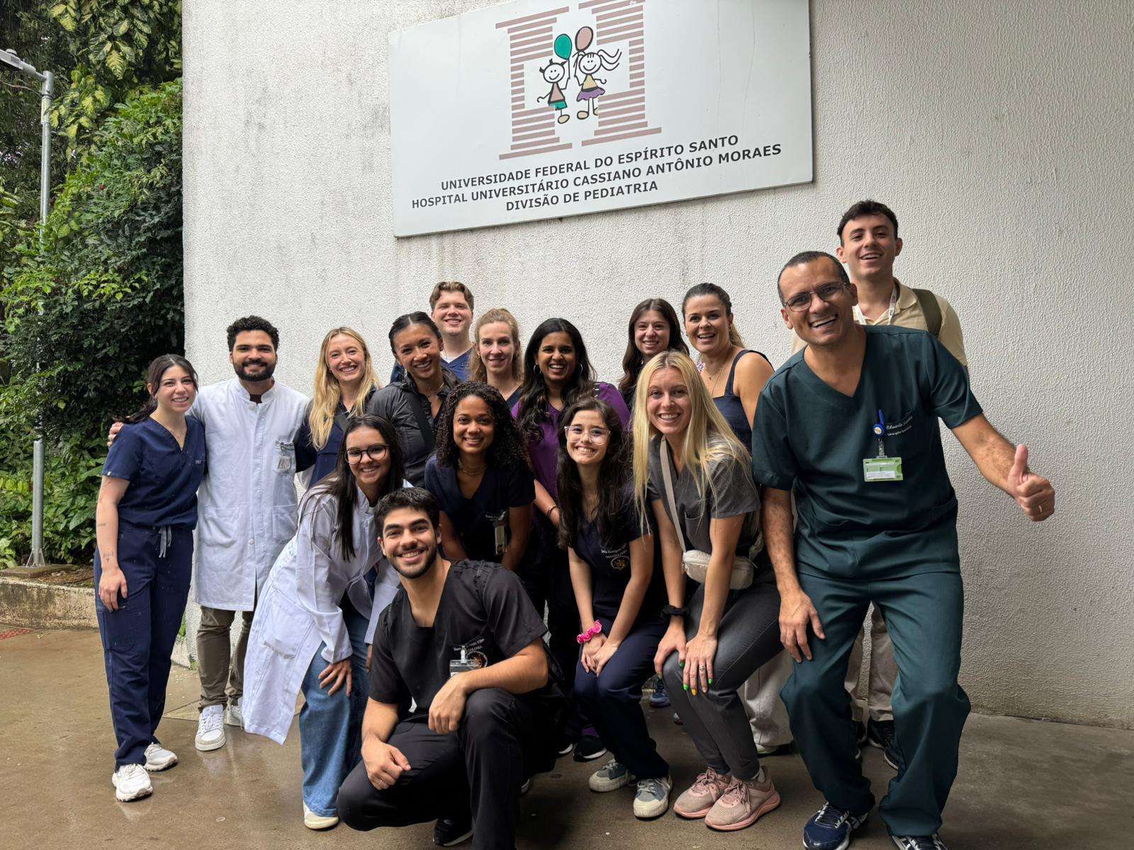 Foto dos estudantes em frente ao Hospital Universitário