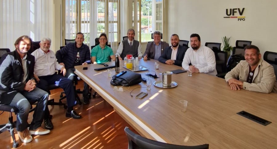 Foto dos gestores da Ufes em reunião com o reitor e equipe da UFV