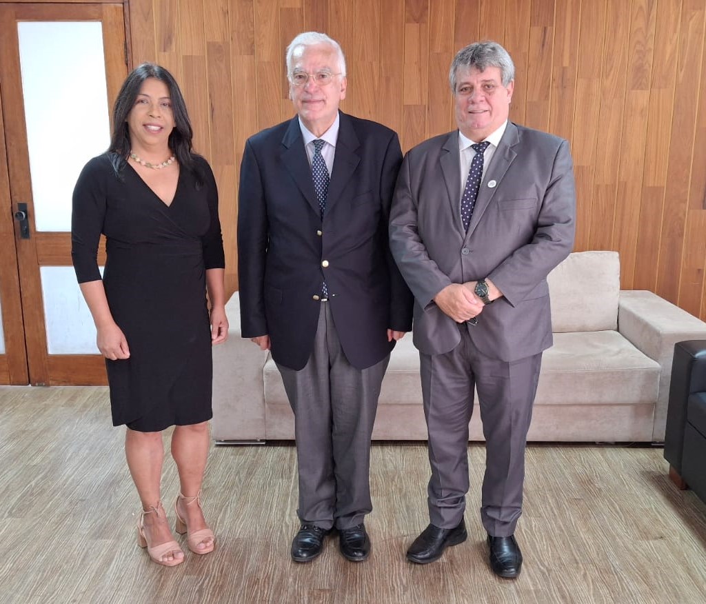 Foto com a vice-reitora da Ufes, o embaixador do Chipre e o reitor da Ufes