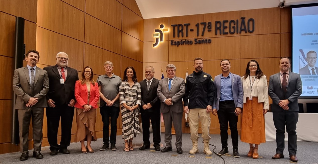 Na foto, os representantes das instituições signatárias do acordo e do Tribunal