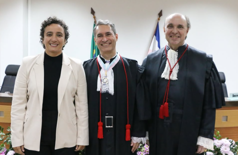 O desembargador Alexandre Puppim (no centro) ao lado da presidente da OAB-ES, Érica Neves, e do presidente do TJES, desembargador Samuel Meira Brasil Jr. Na foto, a presidente da OAB-ES, Érica Neves; o desembargador Alexandre Puppim; e o presidente do TJES, desembargador Samuel Meira Brasil Jr.