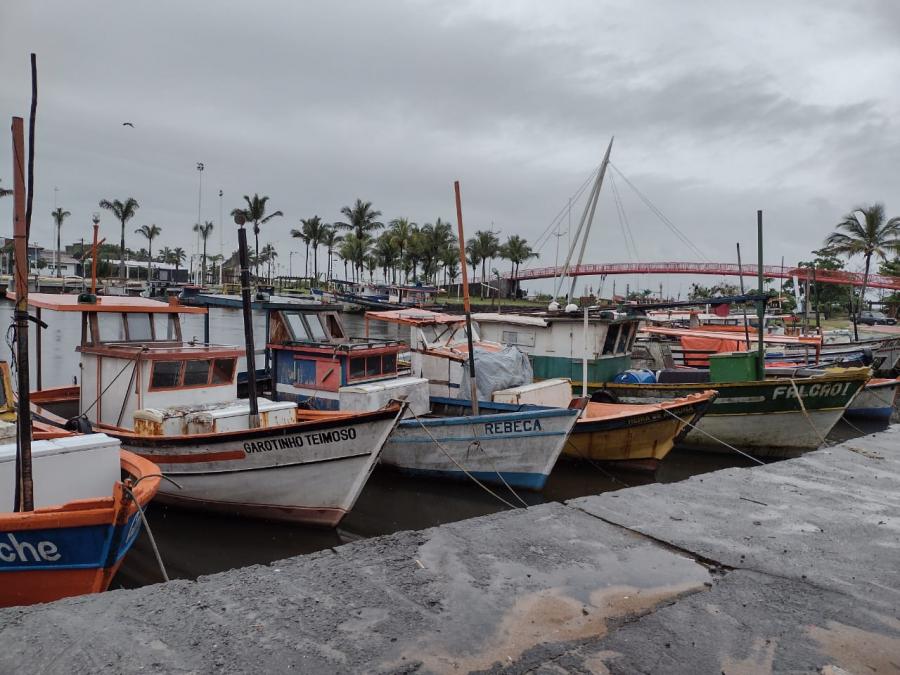 Foto de barcos de pesca em um pier