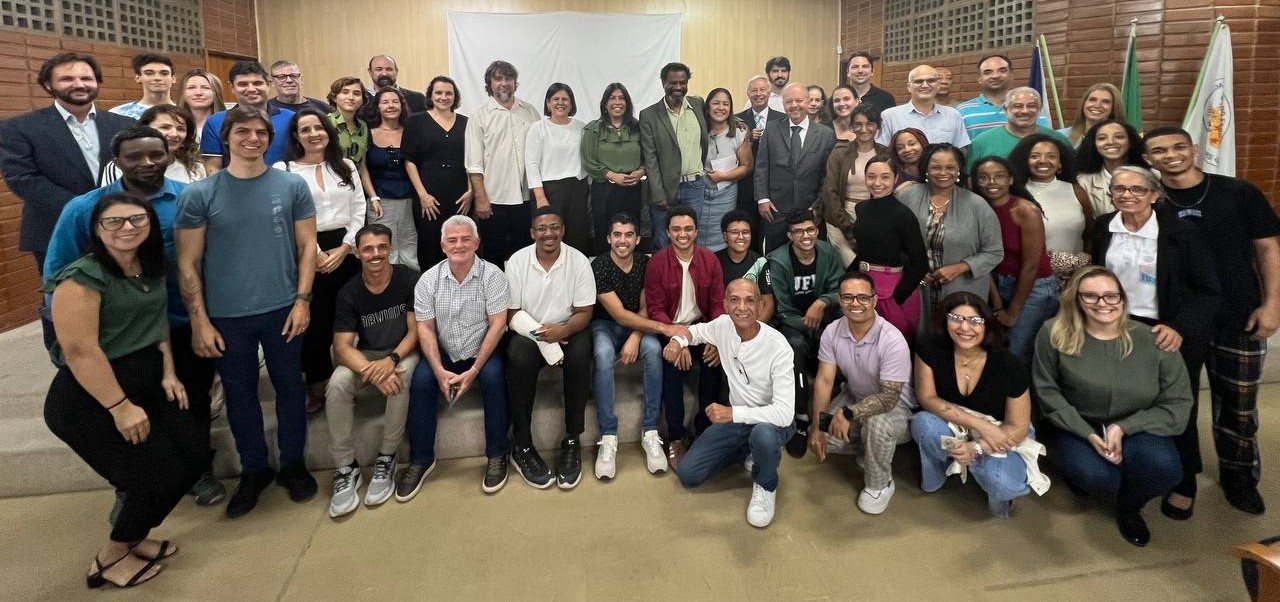 Todos os presentes na solenidade posando para foto