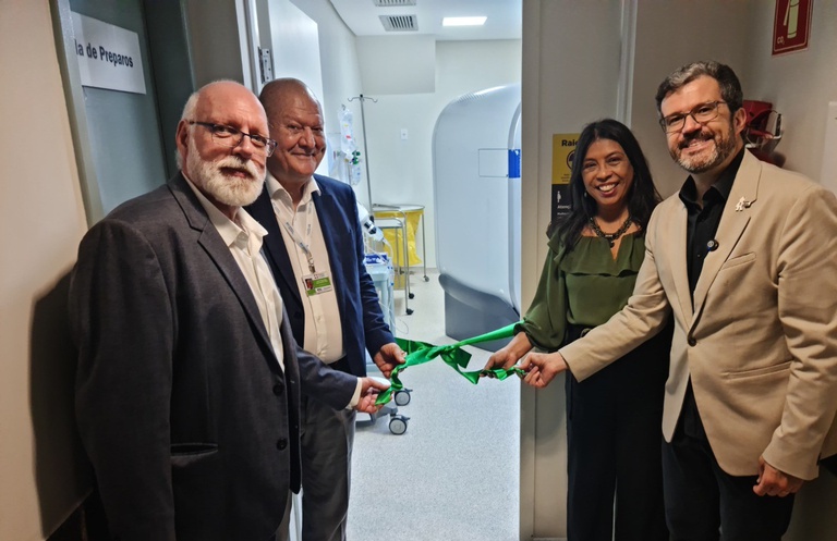 Foto do diretor do CCS, do superintendente do Hucam, da vice-reitora da Ufes e do presidente em exercício da Ebserh inaugurando o novo tomógrafo.