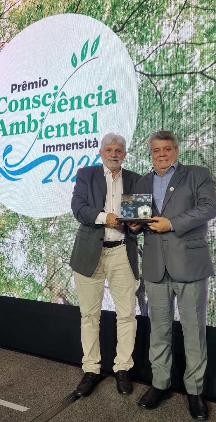 Armando Biondo Filho e Eustáquio de Castro na cerimônia de premiação O superintendente da Fest e o reitor da Ufes segurando o prêmio