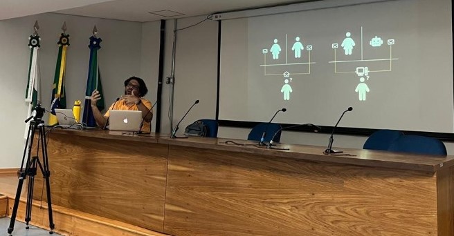 O professor Hugo Cristo em palestra na UnB Foto do professor ministrando a palestra