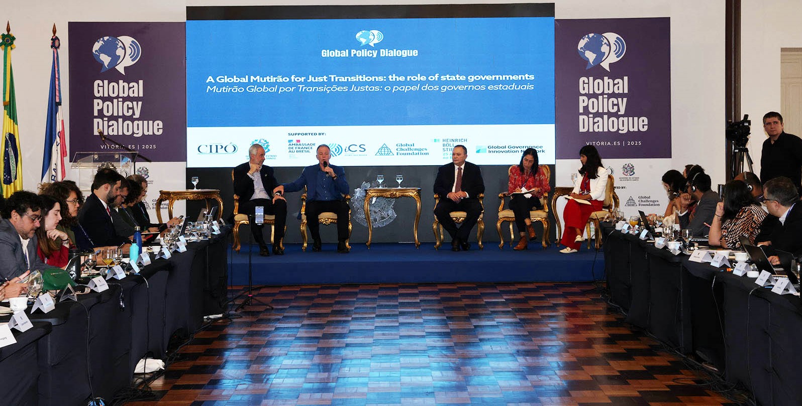Foto da mesa de discussões do evento, no Palácio Anchieta