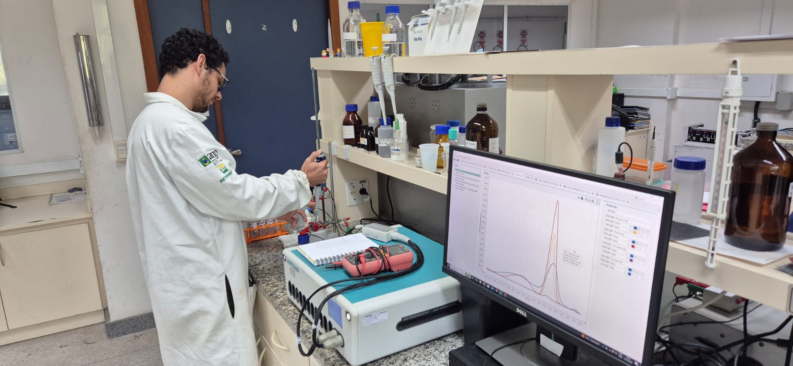 Foto do estudante fazendo uma análise no laboratório