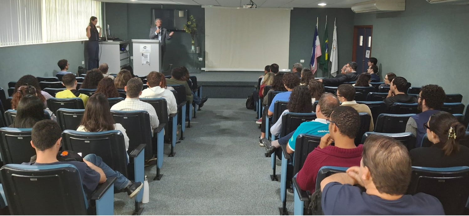 Foto do embaixador ministrando palestra no auditório