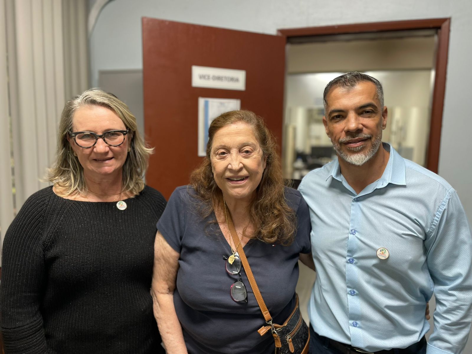 A professora emérita Beth Gama entre a vice-diretora do Centro de Educação, Silvana Ventorim, e o diretor Reginaldo Sobrinho A professora emérita Beth Gama entre a vice-diretora do Centro de Educação, Silvana Ventorim, e o diretor Reginaldo Sobrinho