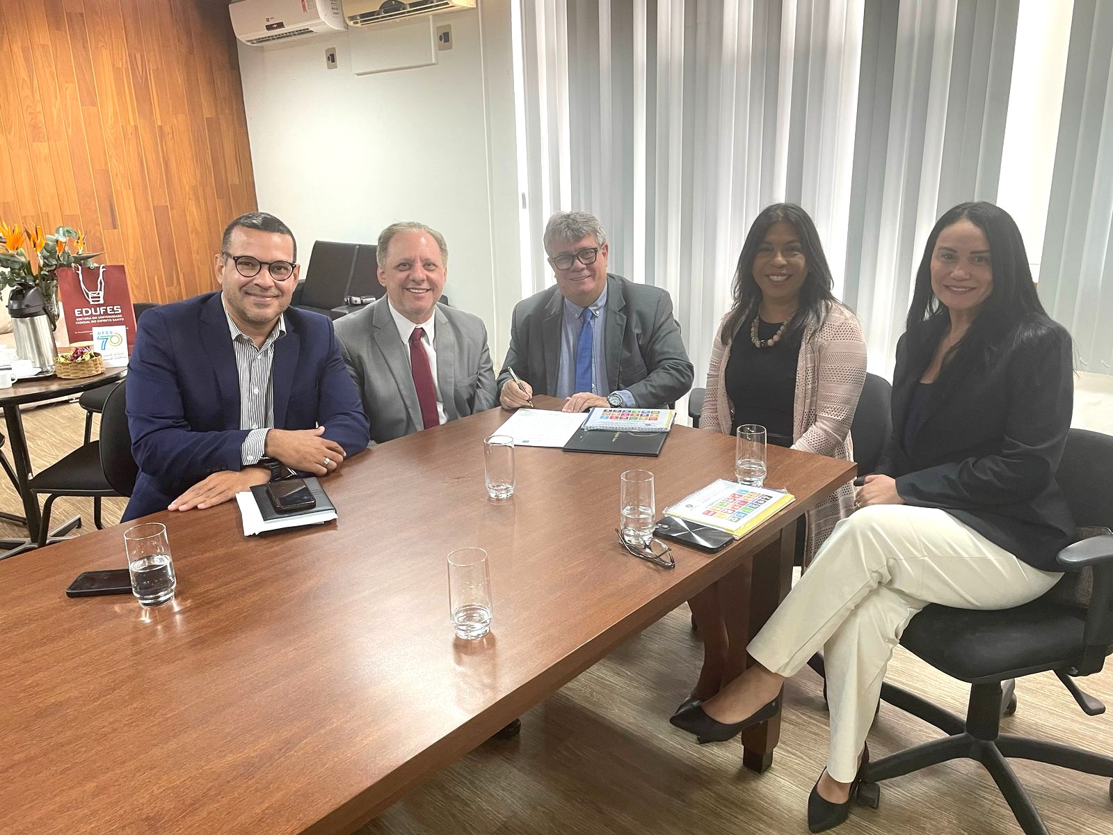 Participaram da reunião, entre outros representantes da Ufes e do Tribunal de Contas, Da esquerda para a direita, Rodrigo Santana, Domingos Taufner, Eustáquio de Castro, Sonia Lopes e Karina Travaglia