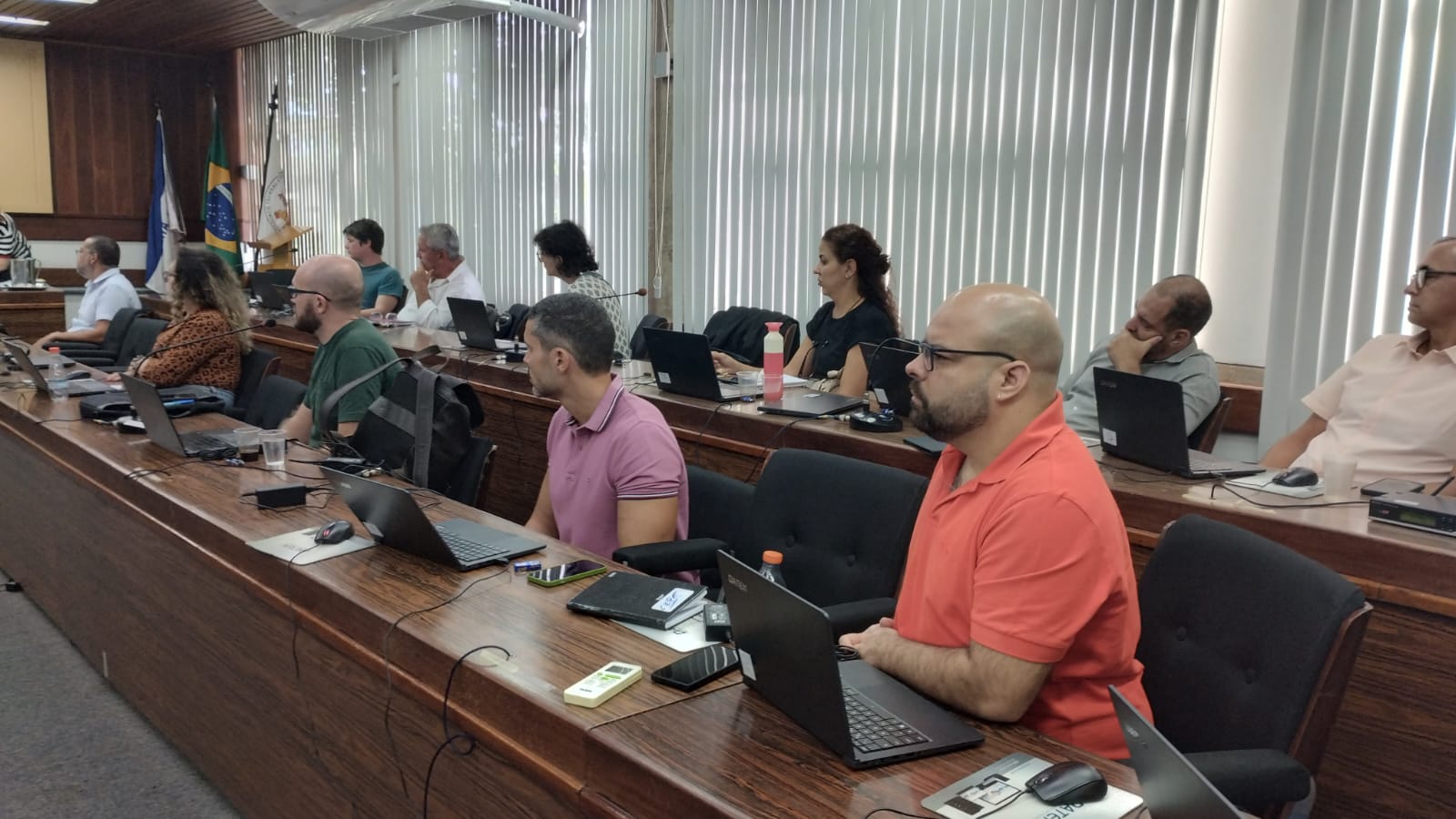 Professor Daniel Junqueira (de camisa laranja, à direita) é o primeiro representante surdo no Cepe