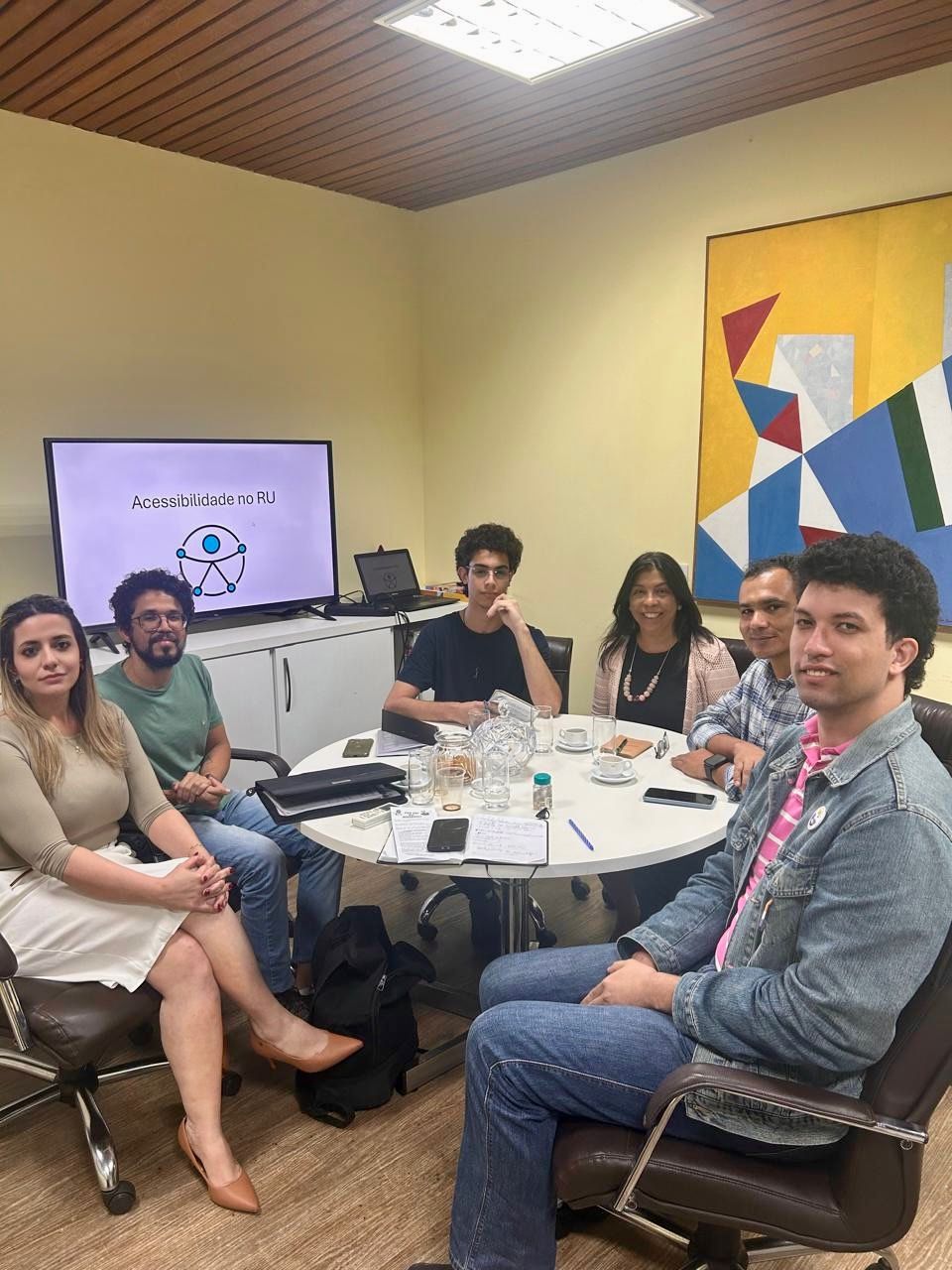 Da esquerda para a direita, a secretária de Inclusão Acadêmica e Acessibilidade, Cinthya de Oliveira; o assistente social Cleidson Nazário; o estudante Vitor Parajara; a vice-reitora Sonia Lopes; o diretor dos RUs, Iury Pessoa; e a estudante Kael Lopes